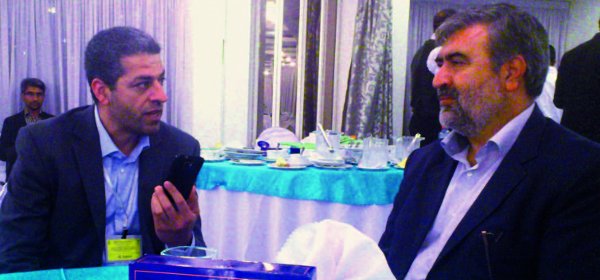 Abb. 2: Der Generalgouverneur der iranischen Provinz Hormozgan, Ibrahim Azizi (rechts), gab Hussein Askary ein Interview