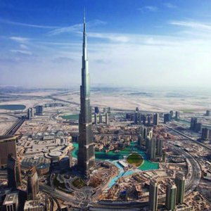 Abb. 7 (rechts): Gegenüber der iranischen Provinz Hormozgan liegt der Golfstaat Dubai - ein „Vergnügungspark“ für steinreiche Investoren